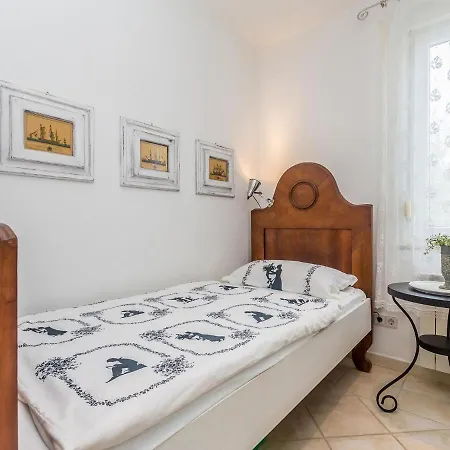 Beautiful In Premantura With Private Pool And Sea View Villa *